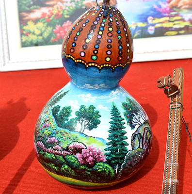 充滿維吾爾風(fēng)情的葫蘆手工藝品,受到眾多游客青睞